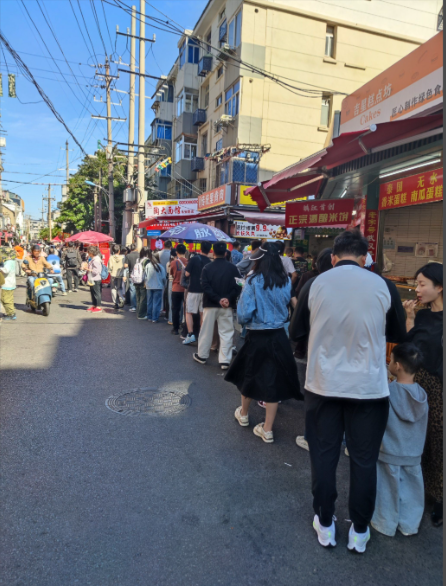 下沉新茶饮“三重变革”：点位、AI、社交场景