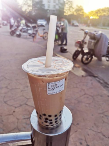 下沉新茶饮“三重变革”：点位、AI、社交场景