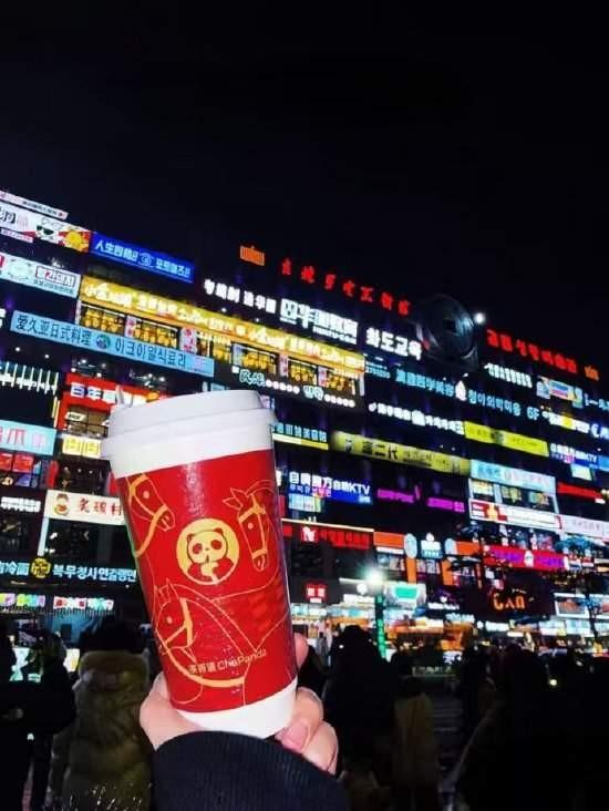 排队5小时、订单狂飙！新茶饮春节炸场，藏着行业新答案